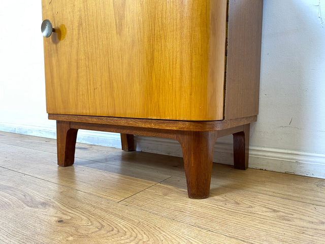 WMK I 1/2 Formschöner Mid-Century Nachttisch aus vollem Holz mit Schubladen & Messinggriff