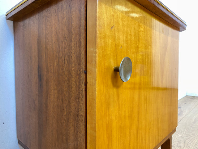 WMK I 1/2 Formschöner Mid-Century Nachttisch aus vollem Holz mit Schubladen & Messinggriff