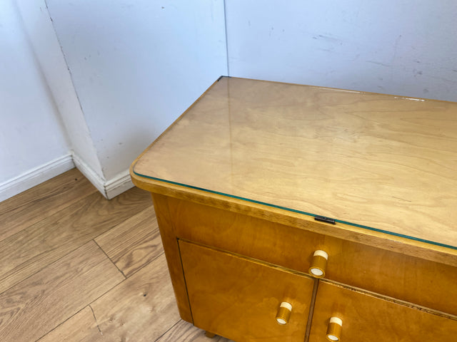 WMK I 1/2 Stilvoller Mid-Century Nachttisch mit Schubladen, Glasauflage und Originalgriffen