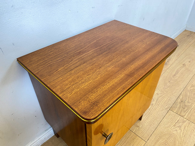 WMK I 1/2 Formschöner Mid-Century Nachttisch aus vollem Holz mit Schubladen & Messinggriff