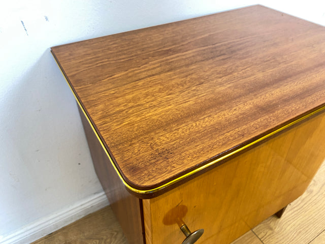 WMK I 1/2 Formschöner Mid-Century Nachttisch aus vollem Holz mit Schubladen & Messinggriff
