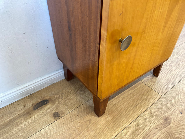 WMK I 1/2 Formschöner Mid-Century Nachttisch aus vollem Holz mit Schubladen & Messinggriff