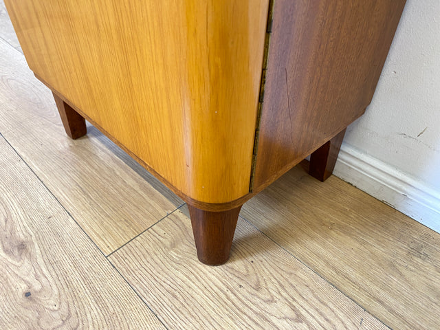 WMK I 1/2 Formschöner Mid-Century Nachttisch aus vollem Holz mit Schubladen & Messinggriff
