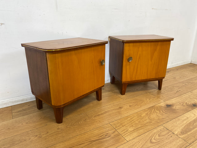 WMK I 1/2 Formschöner Mid-Century Nachttisch aus vollem Holz mit Schubladen & Messinggriff
