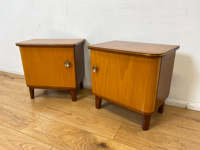 WMK I 1/2 Formschöner Mid-Century Nachttisch aus vollem Holz mit Schubladen & Messinggriff