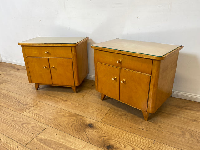 WMK I 1/2 Stilvoller Mid-Century Nachttisch mit Schubladen, Glasauflage und Originalgriffen