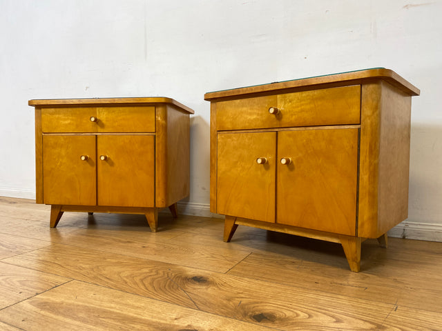 WMK I 1/2 Stilvoller Mid-Century Nachttisch mit Schubladen, Glasauflage und Originalgriffen
