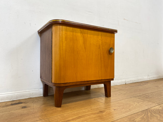 WMK I 1/2 Formschöner Mid-Century Nachttisch aus vollem Holz mit Schubladen & Messinggriff