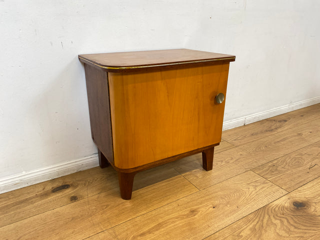 WMK I 1/2 Formschöner Mid-Century Nachttisch aus vollem Holz mit Schubladen & Messinggriff