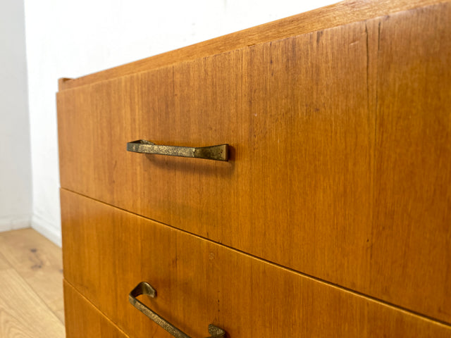 WMK I Hübscher, großer und heller Mid-Century Nachttisch mit Schubladen und Messinggriffen