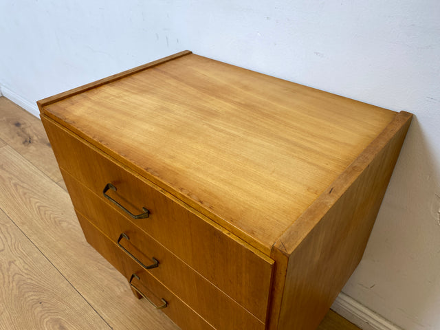 WMK I Hübscher, großer und heller Mid-Century Nachttisch mit Schubladen und Messinggriffen
