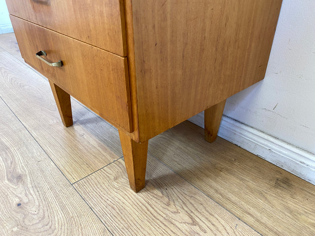 WMK I Hübscher, großer und heller Mid-Century Nachttisch mit Schubladen und Messinggriffen
