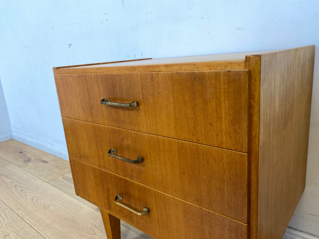 WMK I Hübscher, großer und heller Mid-Century Nachttisch mit Schubladen und Messinggriffen