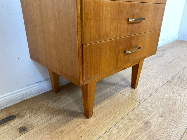 WMK I Hübscher, großer und heller Mid-Century Nachttisch mit Schubladen und Messinggriffen