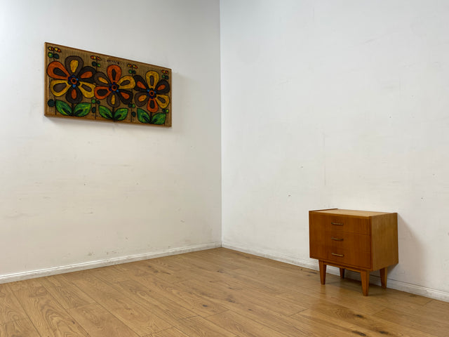 WMK I Hübscher, großer und heller Mid-Century Nachttisch mit Schubladen und Messinggriffen