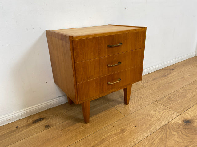 WMK I Hübscher, großer und heller Mid-Century Nachttisch mit Schubladen und Messinggriffen