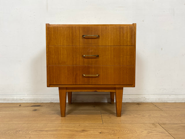 WMK I Hübscher, großer und heller Mid-Century Nachttisch mit Schubladen und Messinggriffen