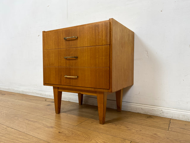 WMK I Hübscher, großer und heller Mid-Century Nachttisch mit Schubladen und Messinggriffen