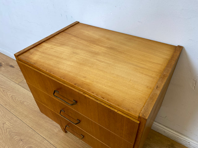 WMK I Hübscher, großer und heller Mid-Century Nachttisch mit Schubladen und Messinggriffen