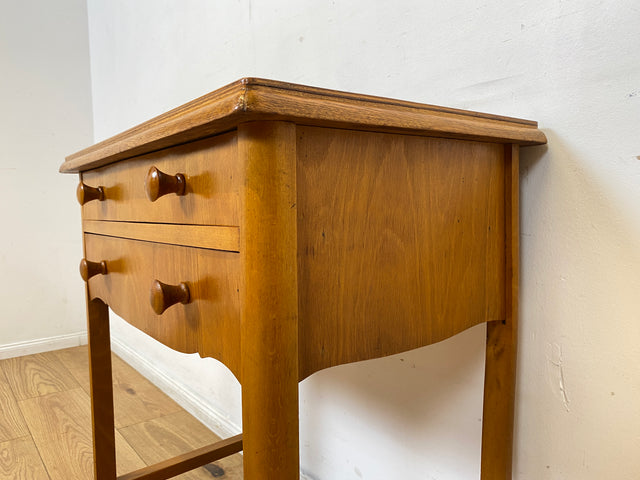 Schöne und sehr gut erhaltene Mid-Century Nähkommode aus vollem Holz mit Schubladen und Holzgriffen I Kommode Ablage Flurkommode Nähtisch Schminktisch Beistelltisch Vintage I