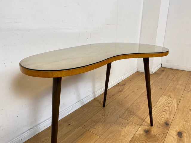 Formschöner und sehr gut erhaltener Mid-Century Nierentisch mit abnehmbarer Glasauflage & konischen Tischbeinen I Couchtisch Wohnzimmertisch Coffee Table 50er 60er Vintage I