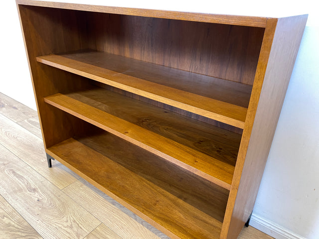 Sehr schönes niedriges Mid-Century Regal in Nussbaum auf neuen Metallfüßen I Bücherschrank Bücherregal Holzregal Küchenregal Badregal Bookshelf Sideboard Vintage 60er I