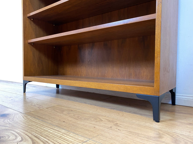 Sehr schönes niedriges Mid-Century Regal in Nussbaum auf neuen Metallfüßen I Bücherschrank Bücherregal Holzregal Küchenregal Badregal Bookshelf Sideboard Vintage 60er I