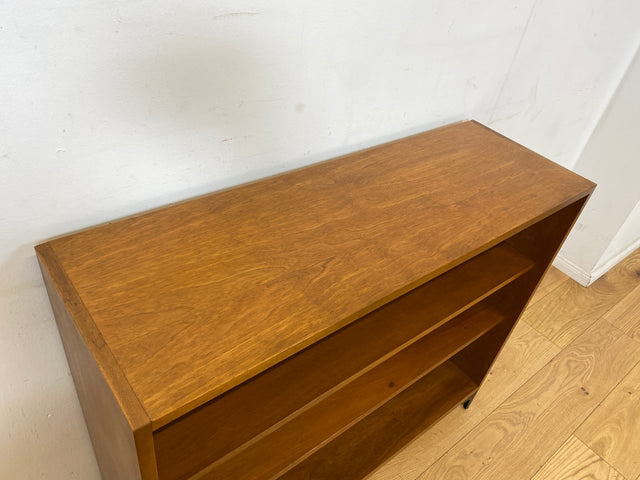 Sehr schönes niedriges Mid-Century Regal in Nussbaum auf neuen Metallfüßen I Bücherschrank Bücherregal Holzregal Küchenregal Badregal Bookshelf Sideboard Vintage 60er I