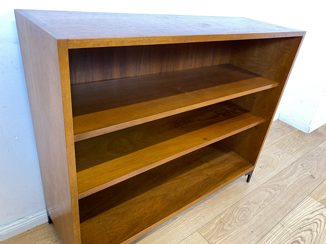 Sehr schönes niedriges Mid-Century Regal in Nussbaum auf neuen Metallfüßen I Bücherschrank Bücherregal Holzregal Küchenregal Badregal Bookshelf Sideboard Vintage 60er I
