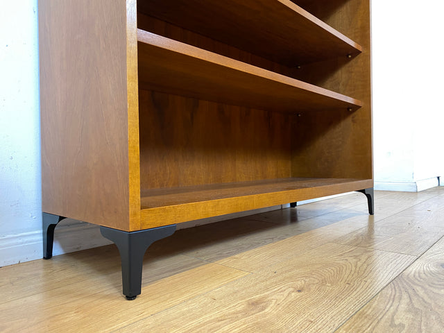Sehr schönes niedriges Mid-Century Regal in Nussbaum auf neuen Metallfüßen I Bücherschrank Bücherregal Holzregal Küchenregal Badregal Bookshelf Sideboard Vintage 60er I