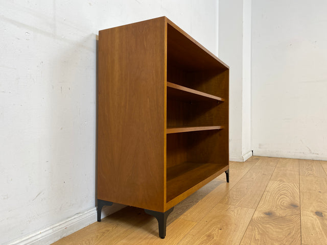 Sehr schönes niedriges Mid-Century Regal in Nussbaum auf neuen Metallfüßen I Bücherschrank Bücherregal Holzregal Küchenregal Badregal Bookshelf Sideboard Vintage 60er I