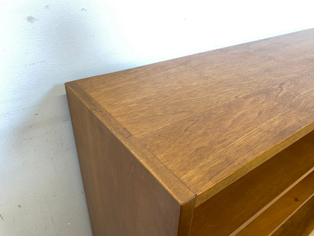 Sehr schönes niedriges Mid-Century Regal in Nussbaum auf neuen Metallfüßen I Bücherschrank Bücherregal Holzregal Küchenregal Badregal Bookshelf Sideboard Vintage 60er I