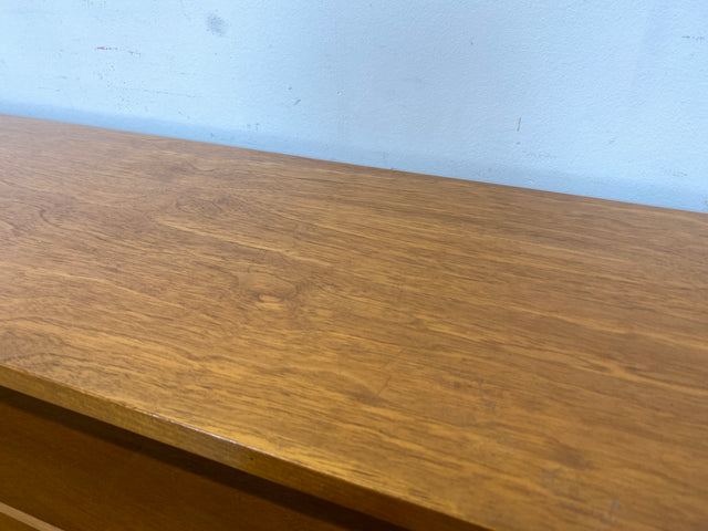 Sehr schönes niedriges Mid-Century Regal in Nussbaum auf neuen Metallfüßen I Bücherschrank Bücherregal Holzregal Küchenregal Badregal Bookshelf Sideboard Vintage 60er I