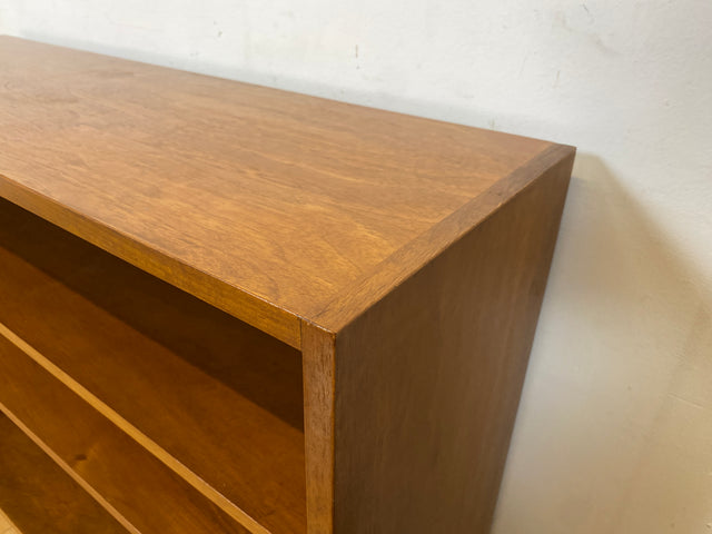 Sehr schönes niedriges Mid-Century Regal in Nussbaum auf neuen Metallfüßen I Bücherschrank Bücherregal Holzregal Küchenregal Badregal Bookshelf Sideboard Vintage 60er I