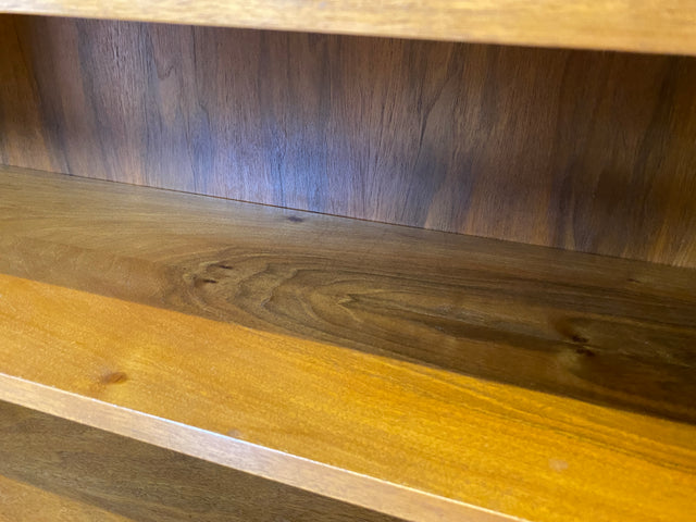 Sehr schönes niedriges Mid-Century Regal in Nussbaum auf neuen Metallfüßen I Bücherschrank Bücherregal Holzregal Küchenregal Badregal Bookshelf Sideboard Vintage 60er I