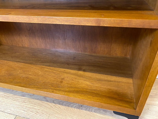 Sehr schönes niedriges Mid-Century Regal in Nussbaum auf neuen Metallfüßen I Bücherschrank Bücherregal Holzregal Küchenregal Badregal Bookshelf Sideboard Vintage 60er I