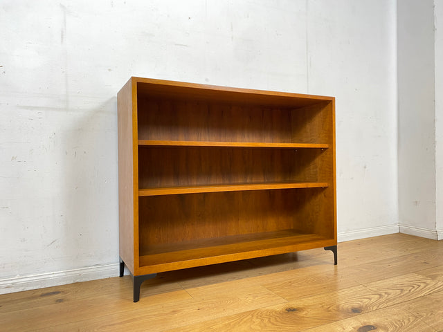 Sehr schönes niedriges Mid-Century Regal in Nussbaum auf neuen Metallfüßen I Bücherschrank Bücherregal Holzregal Küchenregal Badregal Bookshelf Sideboard Vintage 60er I