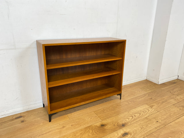 Sehr schönes niedriges Mid-Century Regal in Nussbaum auf neuen Metallfüßen I Bücherschrank Bücherregal Holzregal Küchenregal Badregal Bookshelf Sideboard Vintage 60er I