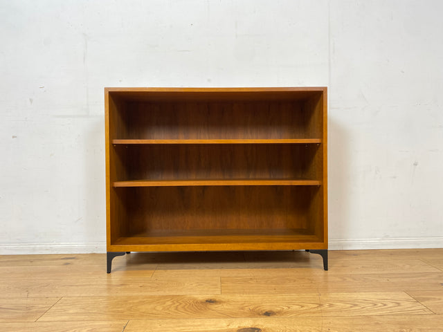 Sehr schönes niedriges Mid-Century Regal in Nussbaum auf neuen Metallfüßen I Bücherschrank Bücherregal Holzregal Küchenregal Badregal Bookshelf Sideboard Vintage 60er I
