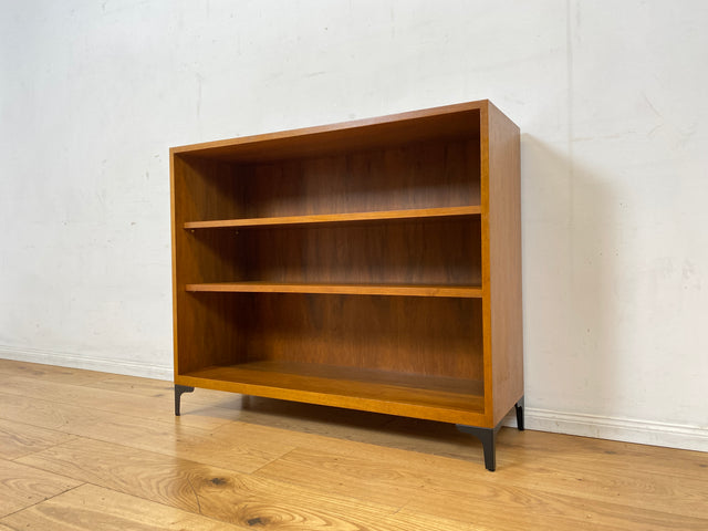 Sehr schönes niedriges Mid-Century Regal in Nussbaum auf neuen Metallfüßen I Bücherschrank Bücherregal Holzregal Küchenregal Badregal Bookshelf Sideboard Vintage 60er I