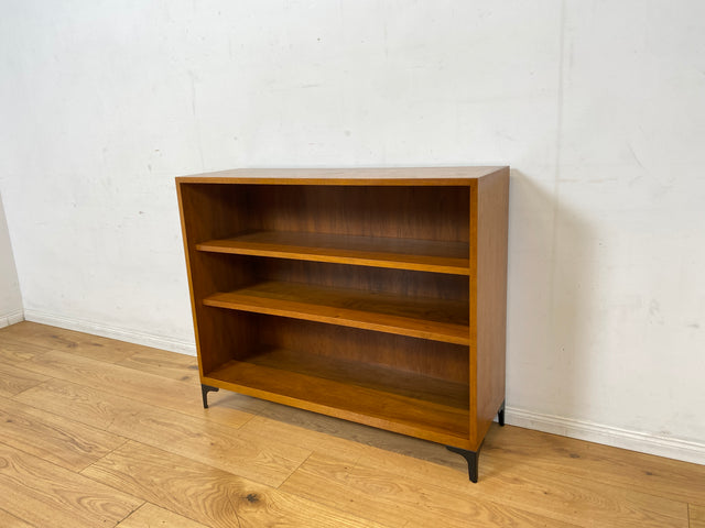 Sehr schönes niedriges Mid-Century Regal in Nussbaum auf neuen Metallfüßen I Bücherschrank Bücherregal Holzregal Küchenregal Badregal Bookshelf Sideboard Vintage 60er I
