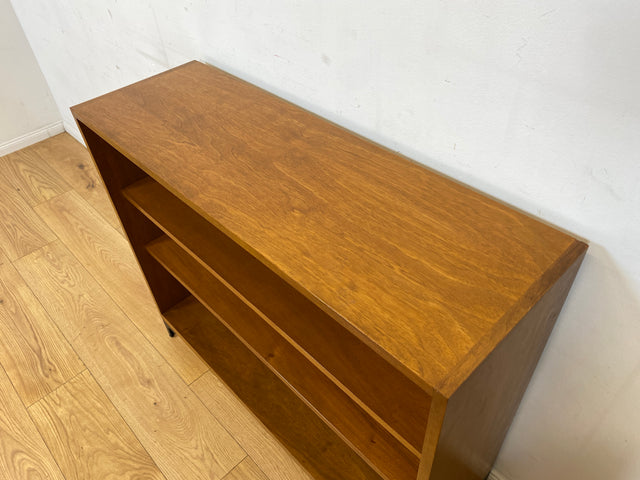 Sehr schönes niedriges Mid-Century Regal in Nussbaum auf neuen Metallfüßen I Bücherschrank Bücherregal Holzregal Küchenregal Badregal Bookshelf Sideboard Vintage 60er I