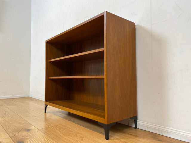 Sehr schönes niedriges Mid-Century Regal in Nussbaum auf neuen Metallfüßen I Bücherschrank Bücherregal Holzregal Küchenregal Badregal Bookshelf Sideboard Vintage 60er I