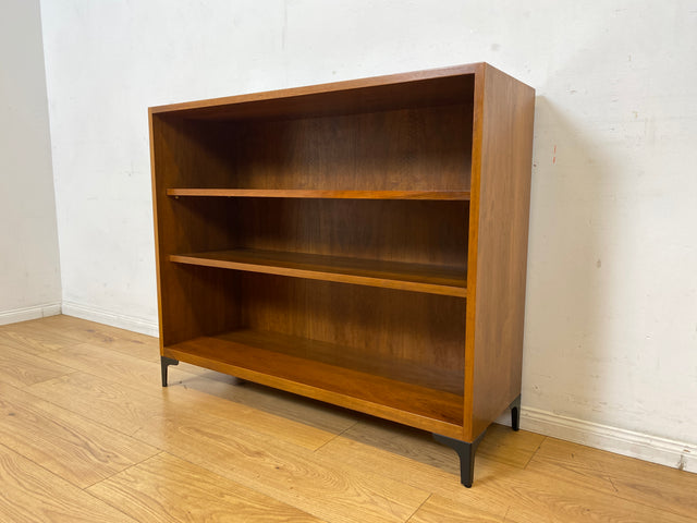 Sehr schönes niedriges Mid-Century Regal in Nussbaum auf neuen Metallfüßen I Bücherschrank Bücherregal Holzregal Bookshelf Küchenregal Badregal Sideboard Vintage 60er I