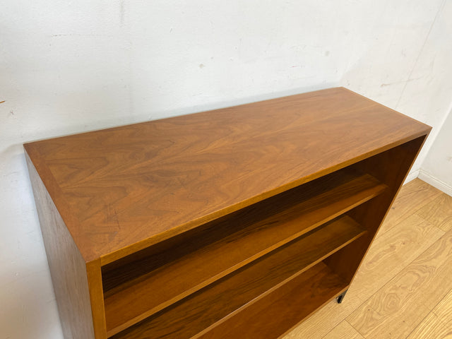 Sehr schönes niedriges Mid-Century Regal in Nussbaum auf neuen Metallfüßen I Bücherschrank Bücherregal Holzregal Bookshelf Küchenregal Badregal Sideboard Vintage 60er I
