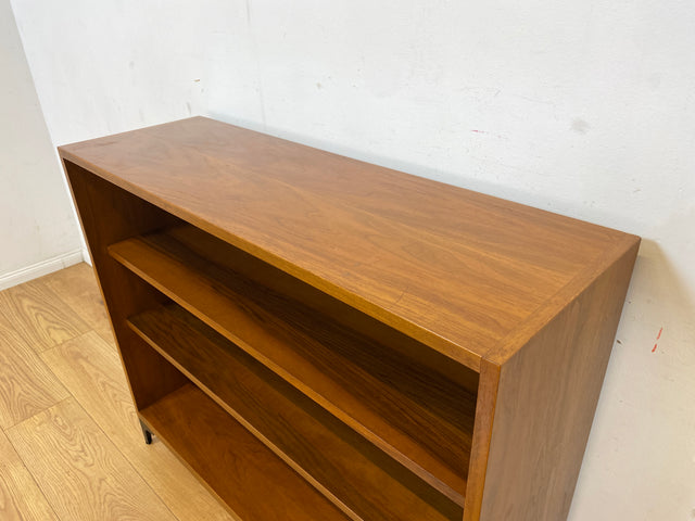 Sehr schönes niedriges Mid-Century Regal in Nussbaum auf neuen Metallfüßen I Bücherschrank Bücherregal Holzregal Bookshelf Küchenregal Badregal Sideboard Vintage 60er I
