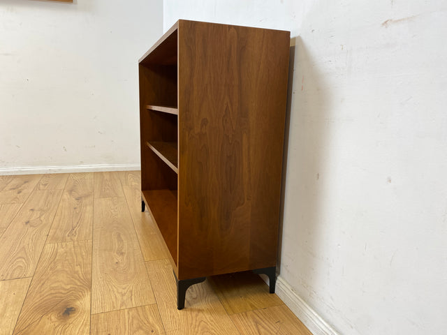 Sehr schönes niedriges Mid-Century Regal in Nussbaum auf neuen Metallfüßen I Bücherschrank Bücherregal Holzregal Bookshelf Küchenregal Badregal Sideboard Vintage 60er I