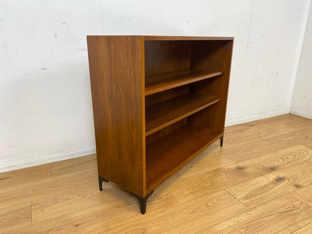 Sehr schönes niedriges Mid-Century Regal in Nussbaum auf neuen Metallfüßen I Bücherschrank Bücherregal Holzregal Bookshelf Küchenregal Badregal Sideboard Vintage 60er I
