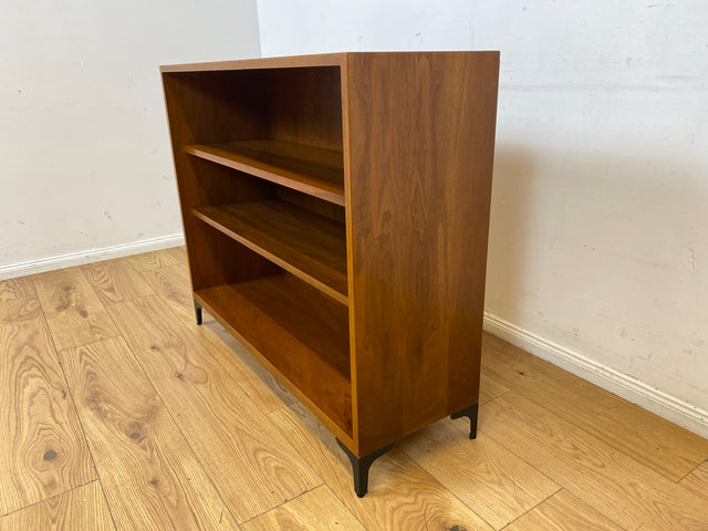 Sehr schönes niedriges Mid-Century Regal in Nussbaum auf neuen Metallfüßen I Bücherschrank Bücherregal Holzregal Bookshelf Küchenregal Badregal Sideboard Vintage 60er I