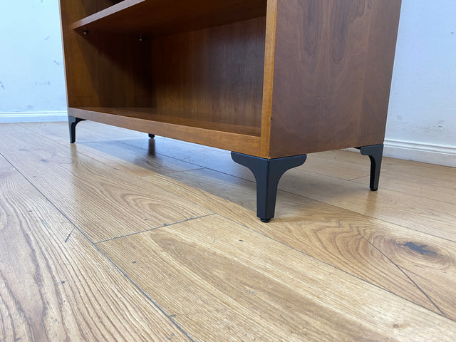 Sehr schönes niedriges Mid-Century Regal in Nussbaum auf neuen Metallfüßen I Bücherschrank Bücherregal Holzregal Bookshelf Küchenregal Badregal Sideboard Vintage 60er I